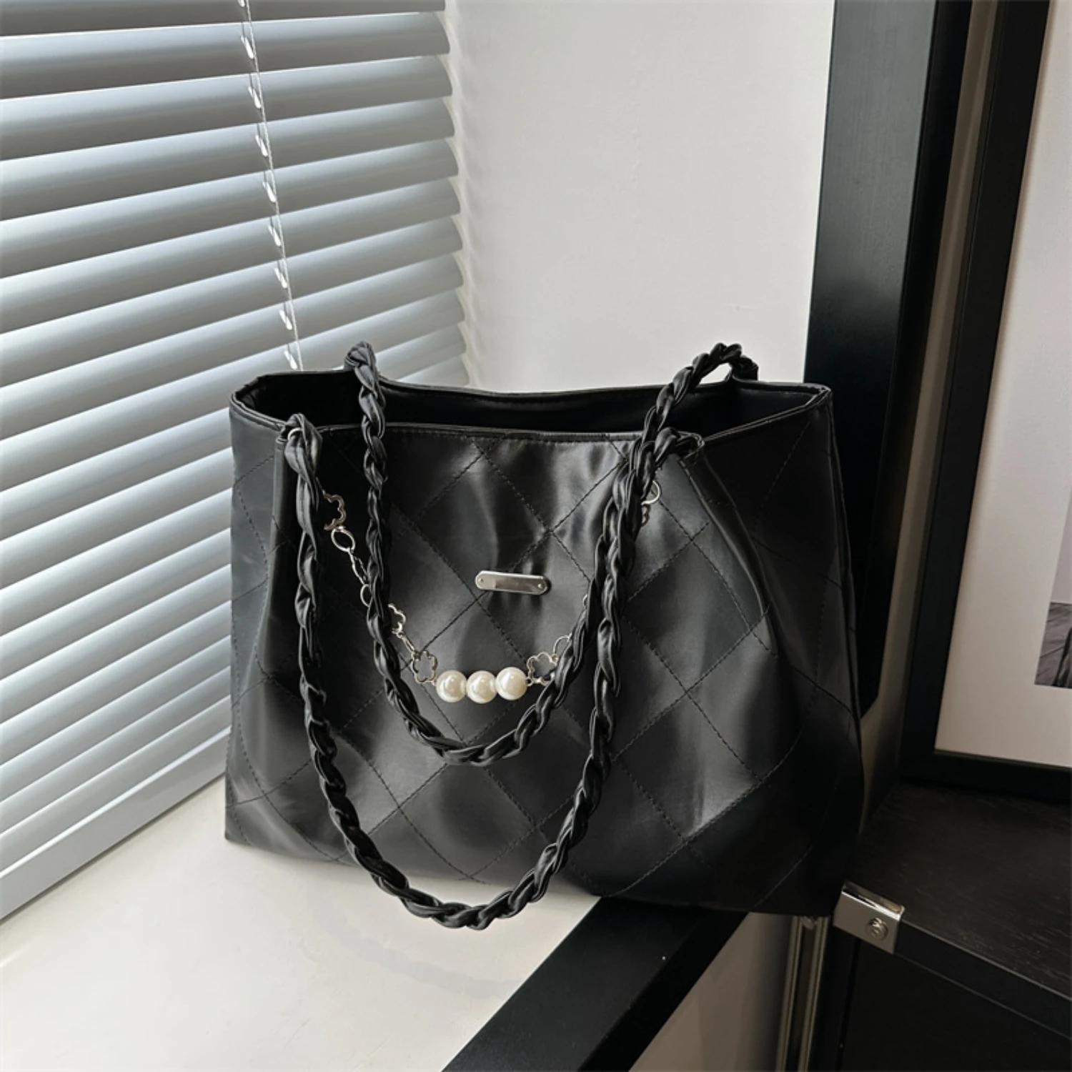 Fashion Women's Metallic PU Leather Tote Bag with Large Capacity and Braided Chain Strap
Fashion Women's Metallic PU Leather Tote Bag with Large Capacity and Braided Chain Strap