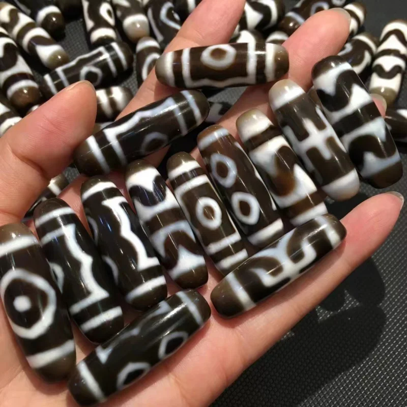 Tibetan Agate Bead Infiltration Material Nine-Eyed Pendant Black and White Multi-Totem Dzi Weathered Patina
Tibetan Agate Bead Infiltration Material Nine-Eyed Pendant Black and White Multi-Totem Dzi Weathered Patina