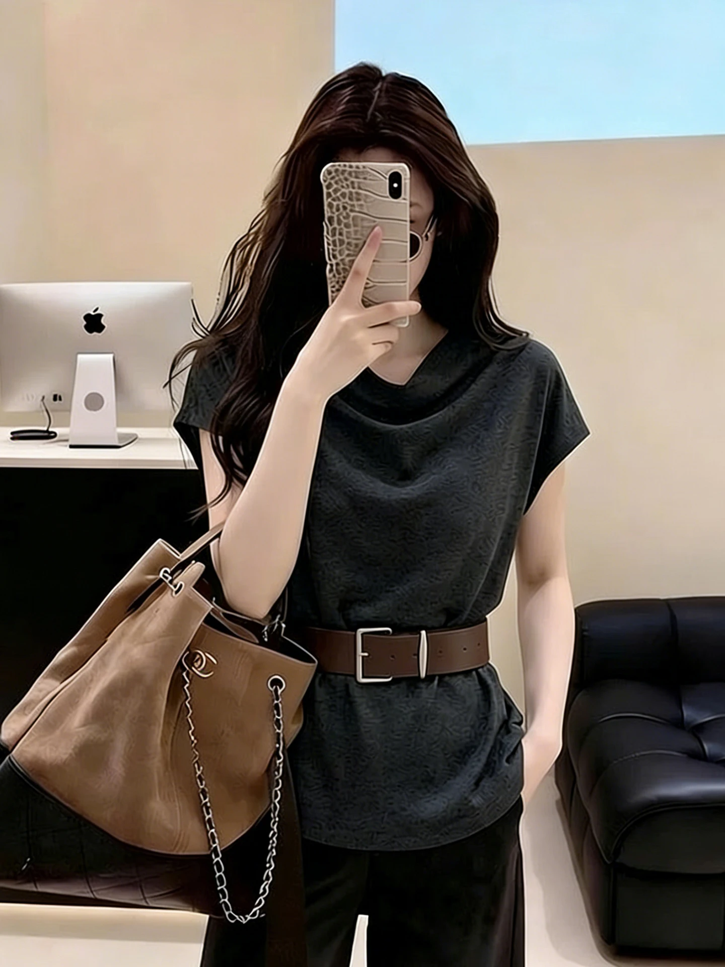 Elegant Black Slimming Short Sleeve T-Shirt Versatile Base Layer Shirt for Spring Summer Fashionable Age-Defying Casual Top
Elegant Black Slimming Short Sleeve T-Shirt Versatile Base Layer Shirt for Spring Summer Fashionable Age-Defying Casual Top