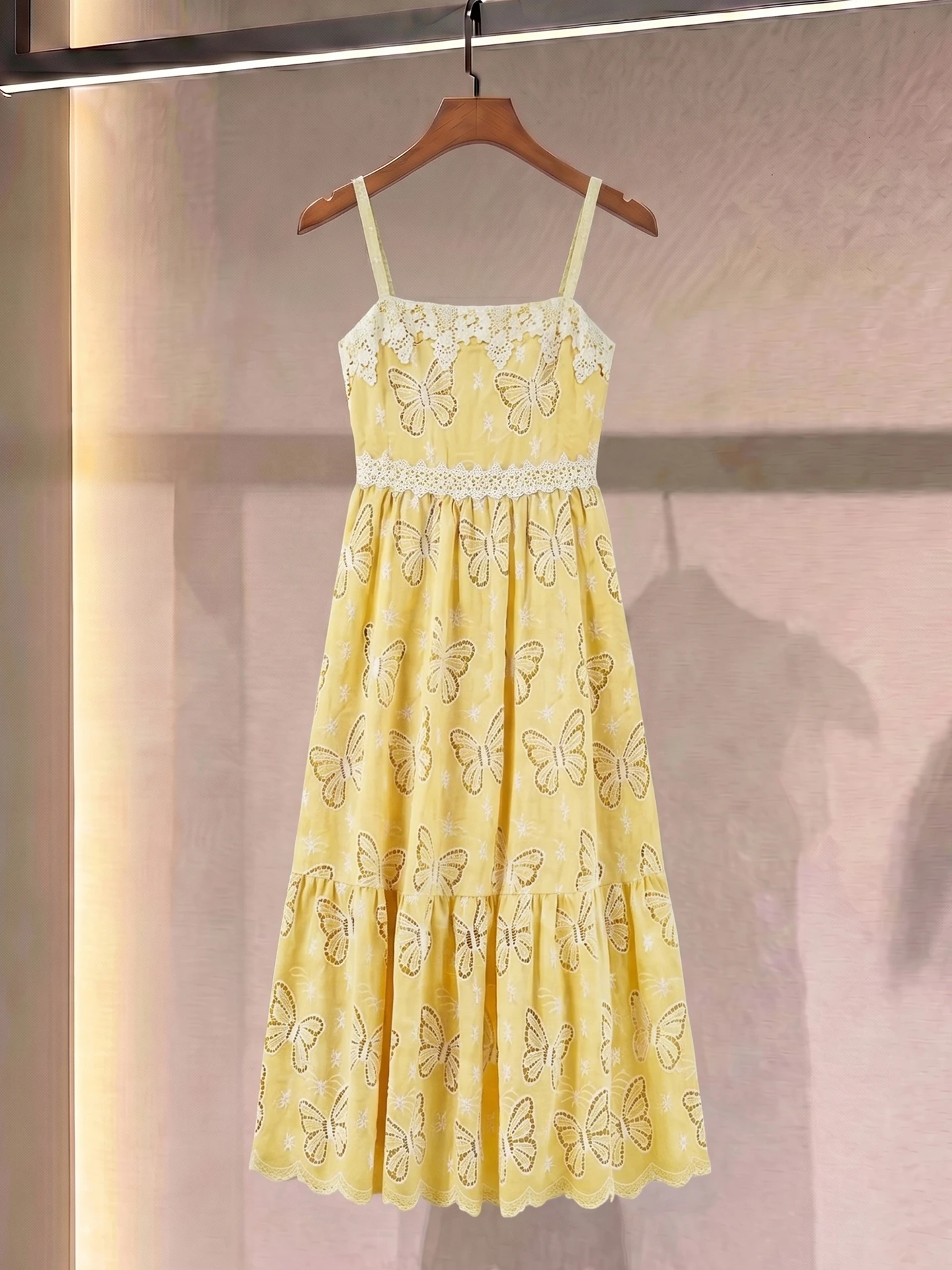 Elegant Embroidery Hollow out Strap Dress Women's Summer Holiday Style High Waist Standard Fit A-Line Dress
Elegant Embroidery Hollow out Strap Dress Women's Summer Holiday Style High Waist Standard Fit A-Line Dress