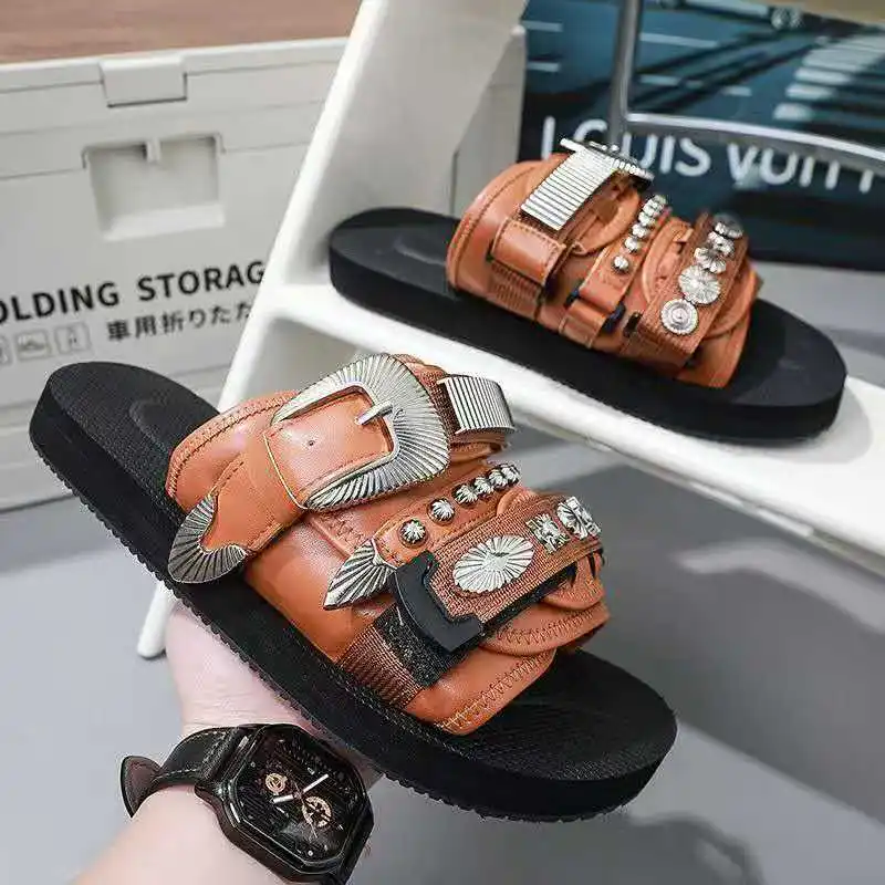 2026 summer men's slippers are equipped with decorative rivets They are lightweight slip-resistant and durable beach sandals
2026 summer men's slippers are equipped with decorative rivets They are lightweight slip-resistant and durable beach sandals