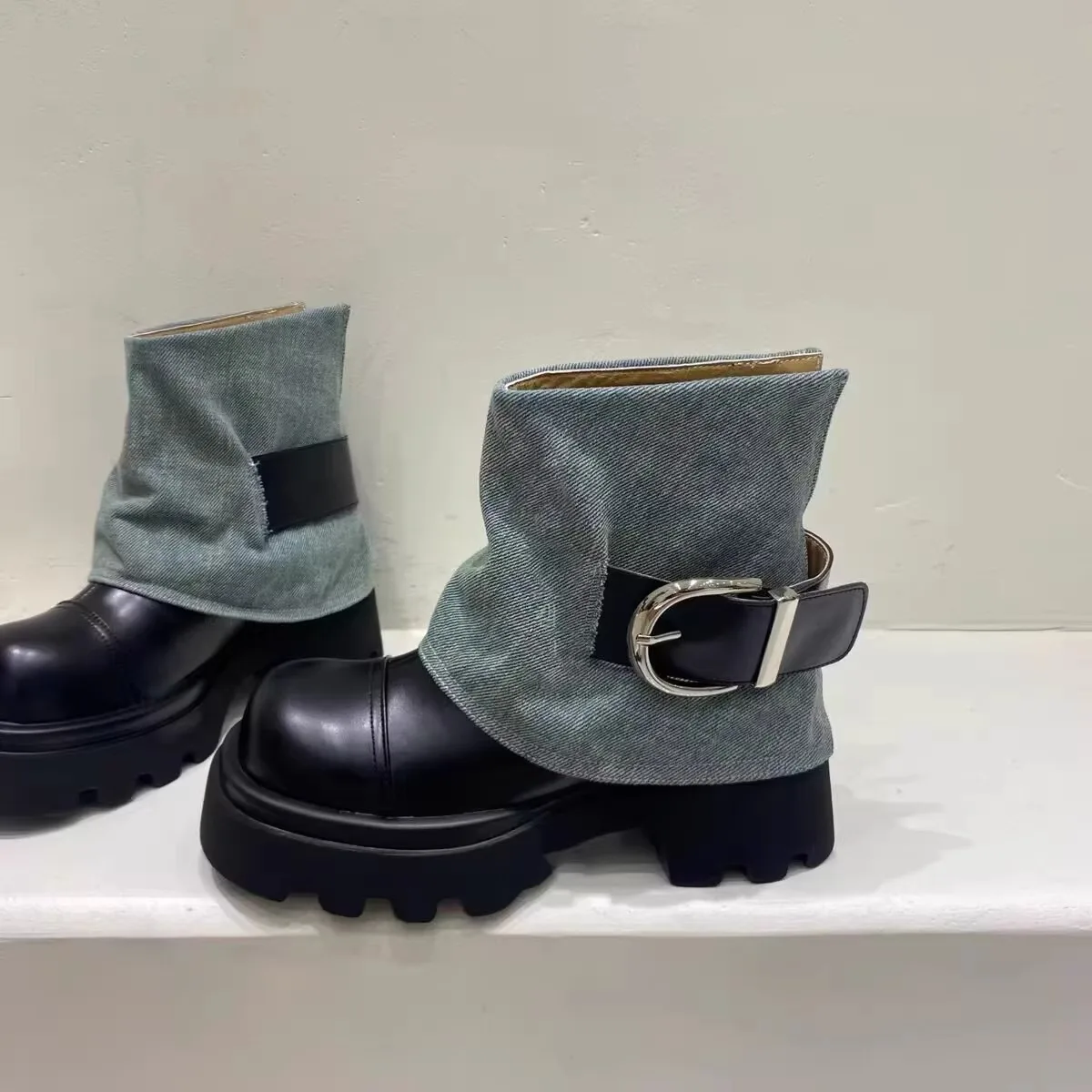 Women's Ankle Boots Luxury Buckle Design Mid-Calf Boot Women's Cool Street Platform Head Casual High-top Womens Boots Botas Muje
Women's Ankle Boots Luxury Buckle Design Mid-Calf Boot Women's Cool Street Platform Head Casual High-top Womens Boots Botas Muje