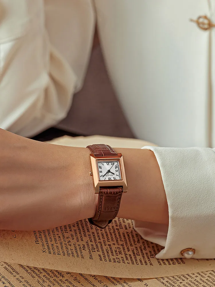 Новые женские часыРоскошные и винтажные, универсальный квадратный дизайн, элегантный кварцевый механизм, высококачественные маленькие квадратные часы для женщин.
Новые женские часыРоскошные и винтажные, универсальный квадратный дизайн, элегантный кварцевый механизм, высококачественные маленькие квадратные часы для женщин.