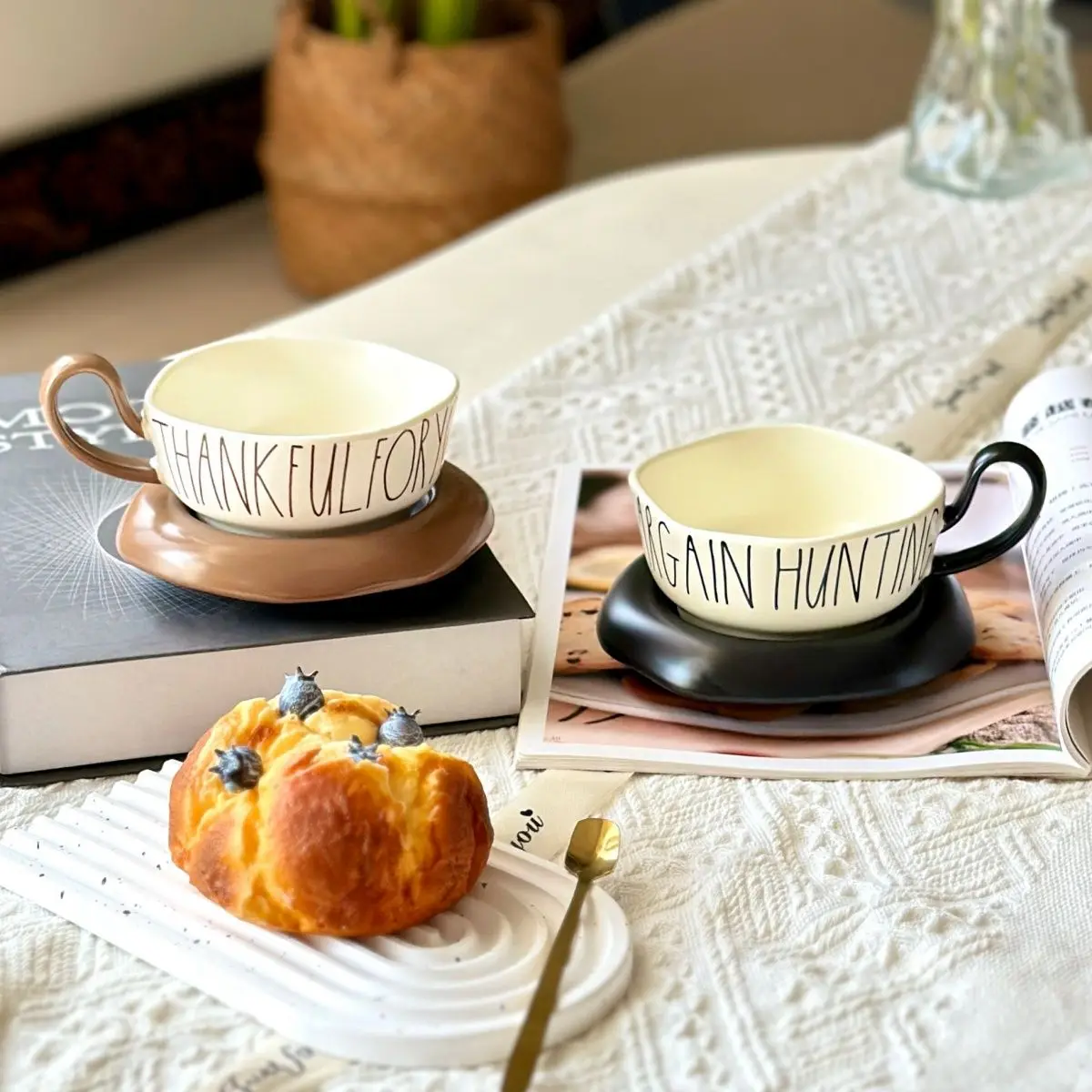 Matte Black and White Hand-painted Coffee Cups, Retro Couple Water Latte Cup Set,Original Gift Creative Ceramic Mug Drinkware
Matte Black and White Hand-painted Coffee Cups, Retro Couple Water Latte Cup Set,Original Gift Creative Ceramic Mug Drinkware