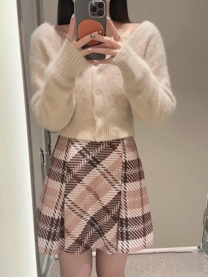 Sweet Elegant Versatile Soft Fur Knit Long Sleeve Short Cardigan V Neck Sweater for Women Autumn Winter New Arrival
Sweet Elegant Versatile Soft Fur Knit Long Sleeve Short Cardigan V Neck Sweater for Women Autumn Winter New Arrival