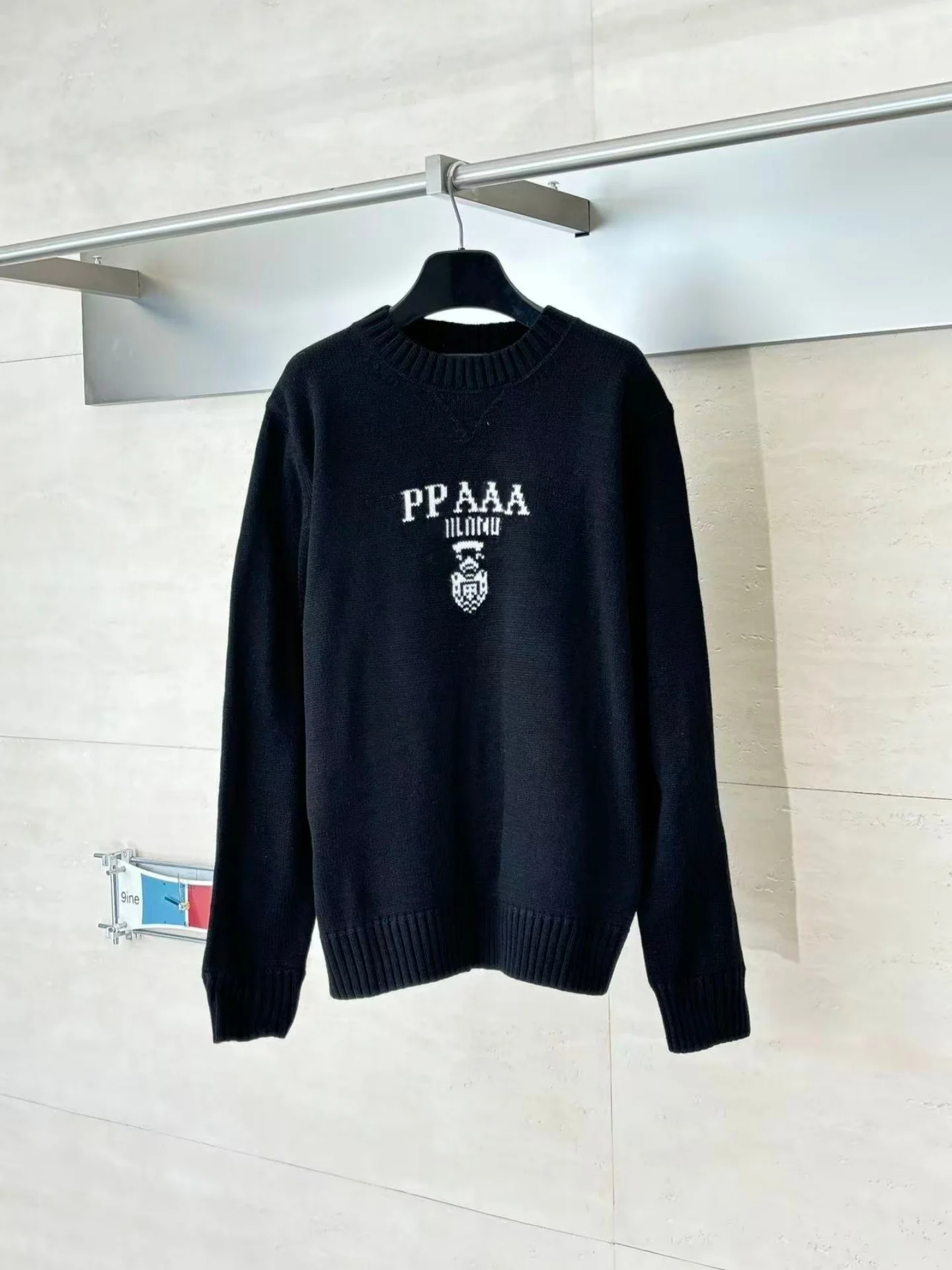 Уютный шерстяной вязаный свитер с круглым вырезом, очень теплый, не скатывается, повседневный, деловой, мягкий, тонкой вязки, с длинными рукавами.
Уютный шерстяной вязаный свитер с круглым вырезом, очень теплый, не скатывается, повседневный, деловой, мягкий, тонкой вязки, с длинными рукавами.