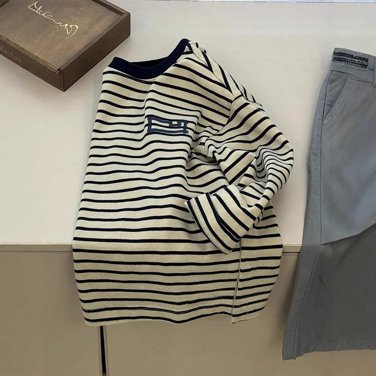 Осенняя одежда 202, детская полосатая футболка с длинными рукавами и принтом, корейская версия, повседневная толстовка с круглым вырезом для мальчиков
Осенняя одежда 202, детская полосатая футболка с длинными рукавами и принтом, корейская версия, повседневная толстовка с круглым вырезом для мальчиков