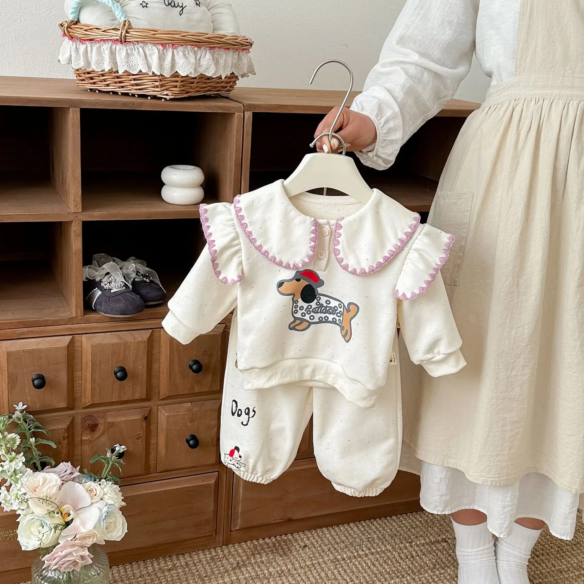 Комплект для девочек на весну-осень 2026: повседневный костюм из двух предметов с принтом таксы, милый и очаровательный, с худи с воротником и брюками
Комплект для девочек на весну-осень 2026: повседневный костюм из двух предметов с принтом таксы, милый и очаровательный, с худи с воротником и брюками