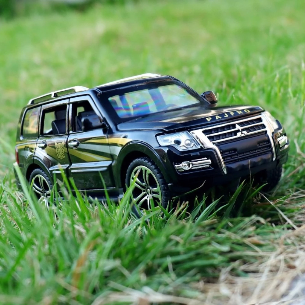 Масштаб 1:32, MITSUBISHI PAJERO Prado SUV, модель автомобиля, игрушка, высокая имитация звука, свет, откатная коллекция игрушек, модели для мальчиков и детей
Масштаб 1:32, MITSUBISHI PAJERO Prado SUV, модель автомобиля, игрушка, высокая имитация звука, свет, откатная коллекция игрушек, модели для мальчиков и детей