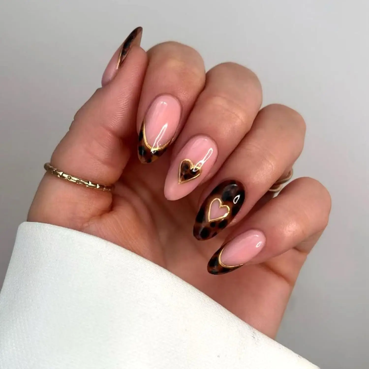 24Pcs Almond Press On Nails Nude Pink French Tip Leopard Design with Gold Heart Detail Glossy Acrylic Fake Nails Reusable Stick
24Pcs Almond Press On Nails Nude Pink French Tip Leopard Design with Gold Heart Detail Glossy Acrylic Fake Nails Reusable Stick