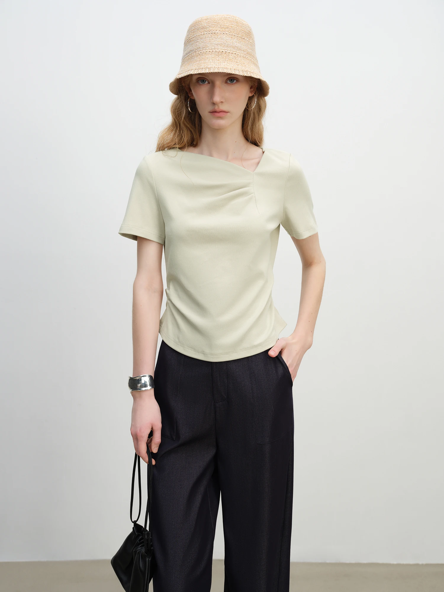 ZIQIAO 2025 Summer Women's Asymmetric Collar Tee - Tailored Shoulder & Waist-Emphasizing Artful Design T-Shirts 25ZQ92347
ZIQIAO 2025 Summer Women's Asymmetric Collar Tee - Tailored Shoulder & Waist-Emphasizing Artful Design T-Shirts 25ZQ92347