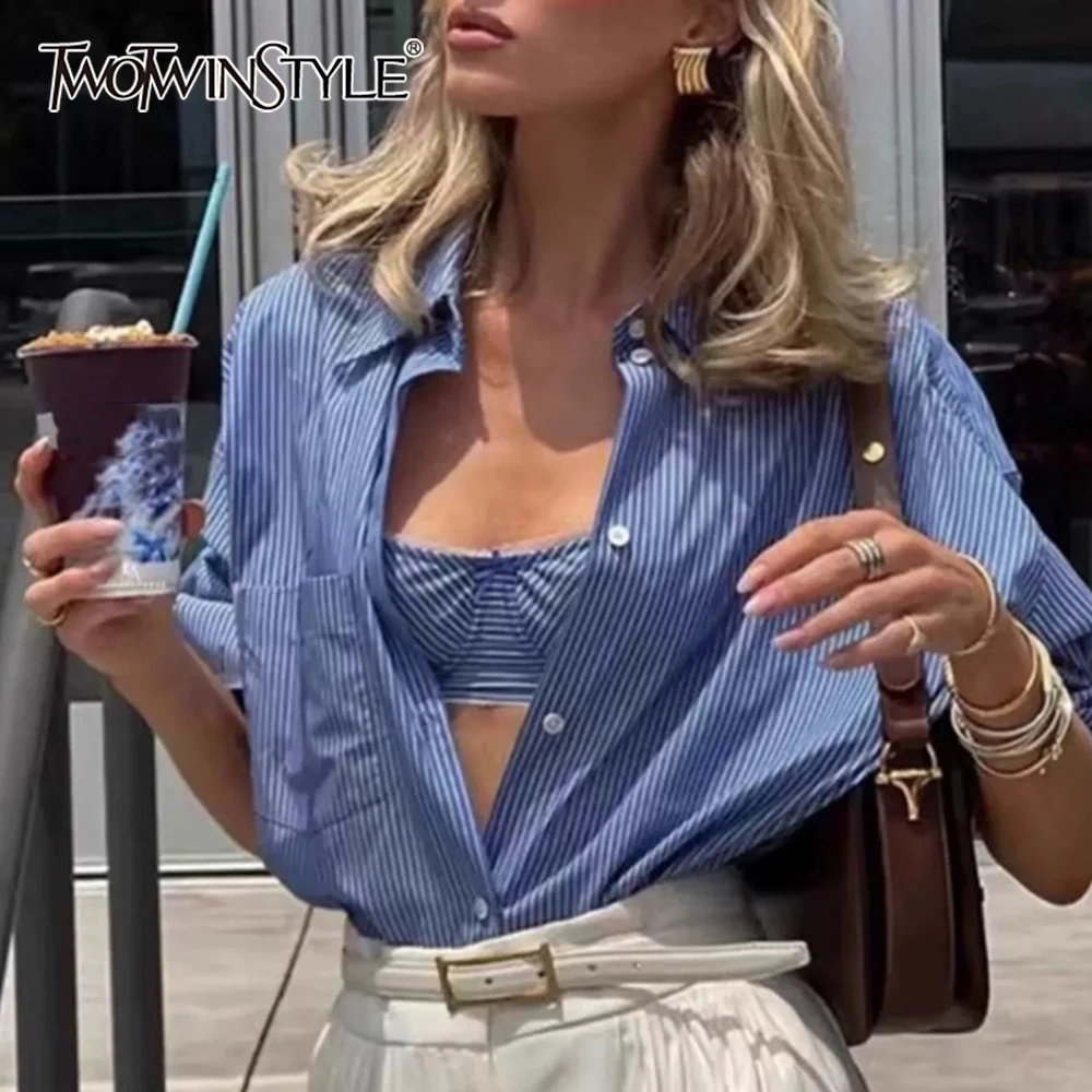 TWOTWINSTYLE Повседневная синяя полосатая рубашка с принтом для женщин, свободные рубашки с лацканами и длинными рукавами в американском стиле ретро, женская одежда в стиле
TWOTWINSTYLE Повседневная синяя полосатая рубашка с принтом для женщин, свободные рубашки с лацканами и длинными рукавами в американском стиле ретро, женская одежда в стиле