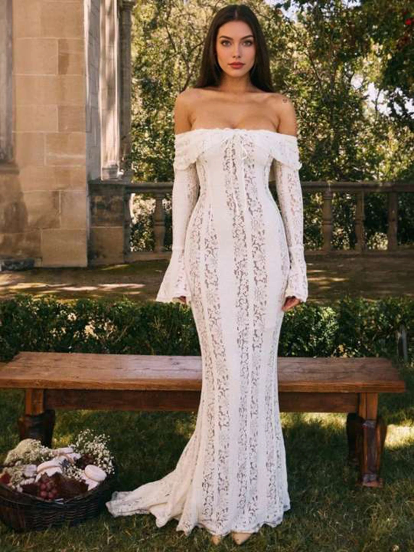 Белое кружевное макси-платье с открытыми плечами и расклешенными рукавами, силуэт «русалка» для свадеб и торжественных мероприятий
Белое кружевное макси-платье с открытыми плечами и расклешенными рукавами, силуэт «русалка» для свадеб и торжественных мероприятий