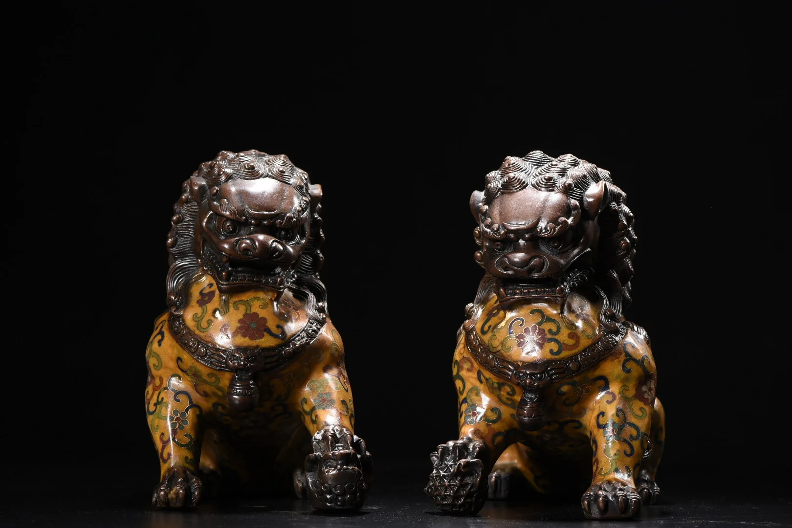 Old Bronze Cloisonne Enamel Floral Pattern Desk Lion Statue Beijing Door God Lion God Beast A pair Amass wealth Town House
Old Bronze Cloisonne Enamel Floral Pattern Desk Lion Statue Beijing Door God Lion God Beast A pair Amass wealth Town House