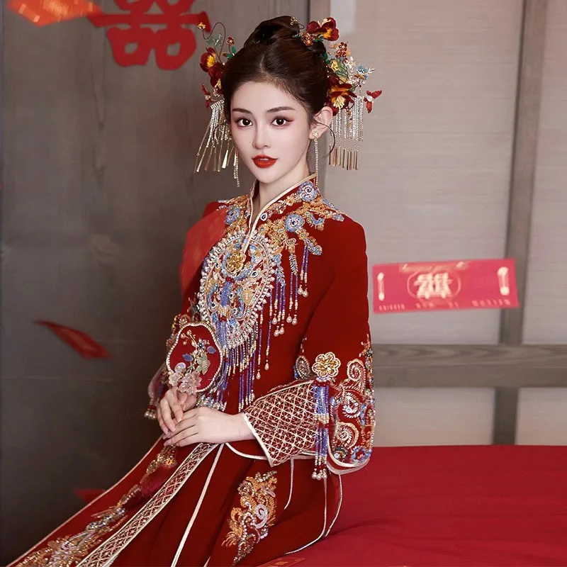 New Chinese-style wedding dress from heavy industry velvet dragon and phoenix gown toasting
New Chinese-style wedding dress from heavy industry velvet dragon and phoenix gown toasting