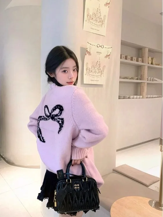 Милый милый розовый вязаный свитер, женское верхнее пальто с вышивкой, корейский Sle для колледжа, ранняя осень, модный узел
Милый милый розовый вязаный свитер, женское верхнее пальто с вышивкой, корейский Sle для колледжа, ранняя осень, модный узел