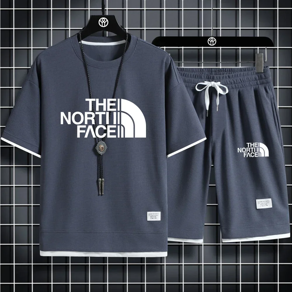 Новый летний дышащий комплект из футболки с коротким рукавом и шорт для мужчин, модный повседневный пляжный костюм для активного отдыха.
Новый летний дышащий комплект из футболки с коротким рукавом и шорт для мужчин, модный повседневный пляжный костюм для активного отдыха.