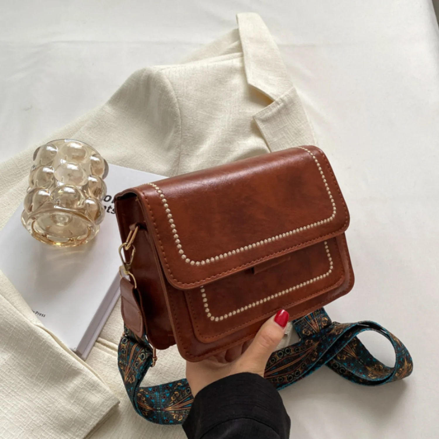 Vintage Square Crossbody Bag, Retro PU Flap Shoulder Bag, Women's Fashion Western Handbag & Phone Purse - Stylishly Carry Your E
Vintage Square Crossbody Bag, Retro PU Flap Shoulder Bag, Women's Fashion Western Handbag & Phone Purse - Stylishly Carry Your E