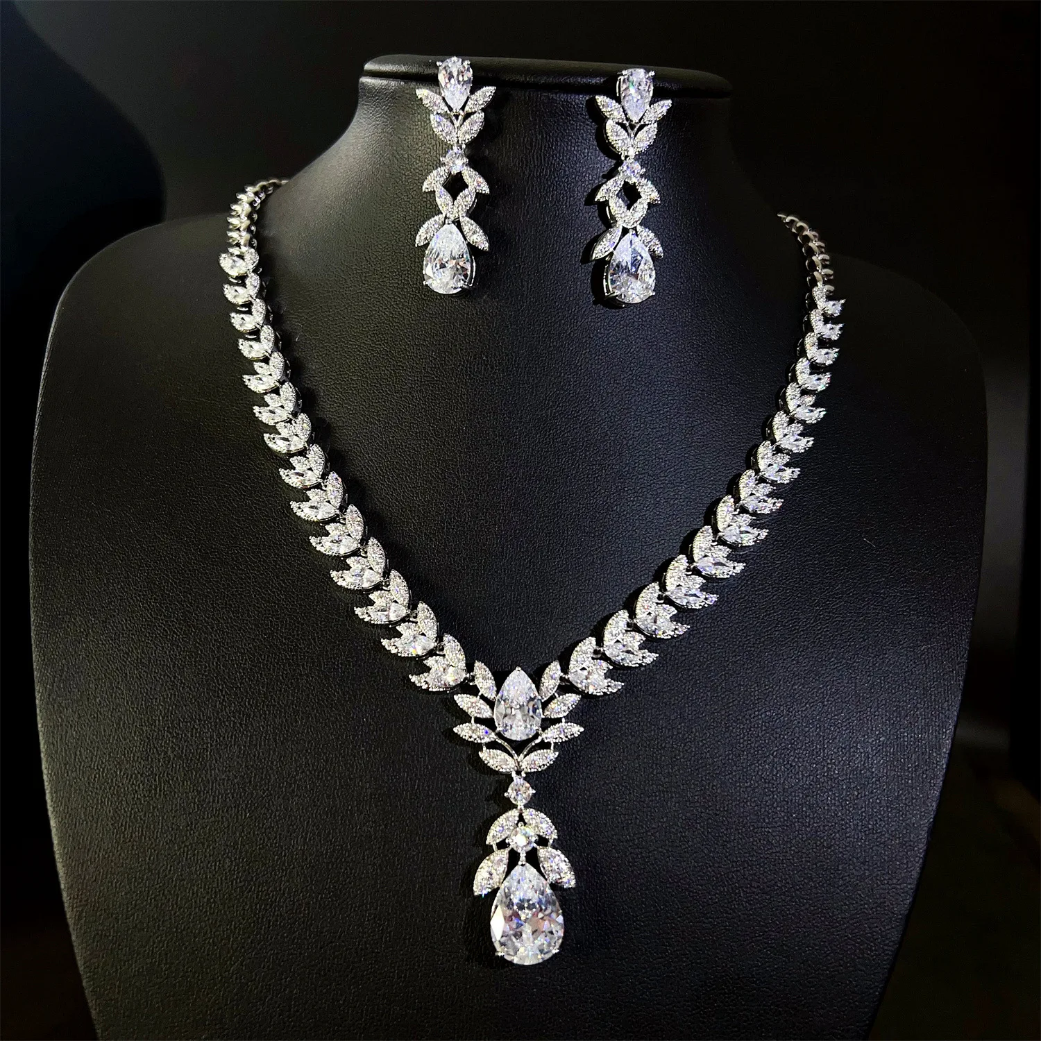 Everyday simple exquisite sliver color white sparkle necklace earrings women dress decorative jewelry party wedding gift M-822
Everyday simple exquisite sliver color white sparkle necklace earrings women dress decorative jewelry party wedding gift M-822