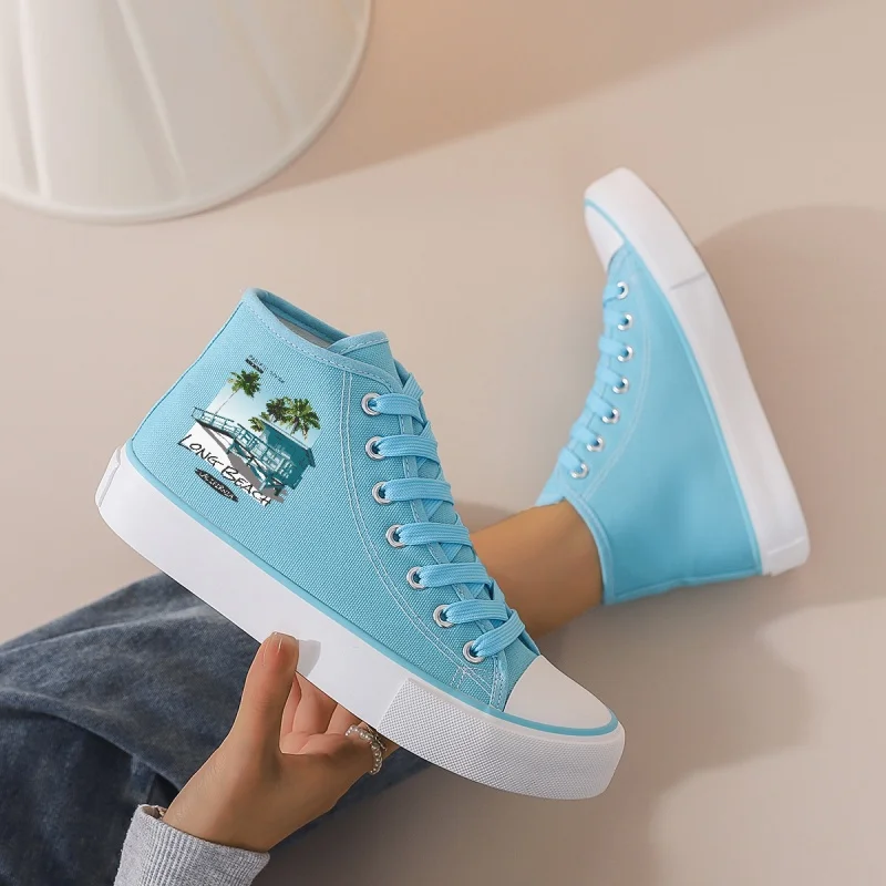 Женские голубые высокие парусиновые кроссовки: подошва на платформе, шнуровка. Свежий дизайн с принтом для повседневного ношения с джинсами и юбками.
Женские голубые высокие парусиновые кроссовки: подошва на платформе, шнуровка. Свежий дизайн с принтом для повседневного ношения с джинсами и юбками.