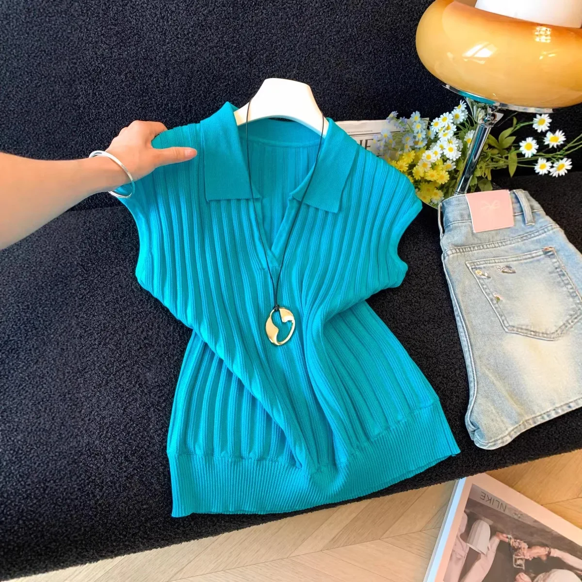 Solid Color Pit Strip Temperament Elegant Short-sleeved Knitted Sweater Women's 2026 Pure Summer New Unique Design Casual Top
Solid Color Pit Strip Temperament Elegant Short-sleeved Knitted Sweater Women's 2026 Pure Summer New Unique Design Casual Top