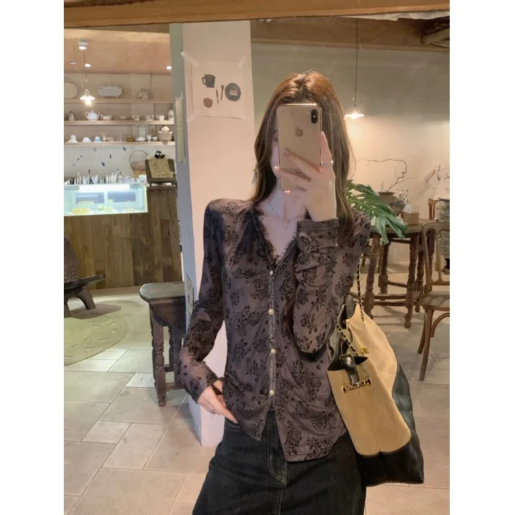 Корейский модный топ с V-образным вырезом, кружевными вставками, приталенный, универсальный, для ранней весны, премиум-класса, женская одежда
Корейский модный топ с V-образным вырезом, кружевными вставками, приталенный, универсальный, для ранней весны, премиум-класса, женская одежда