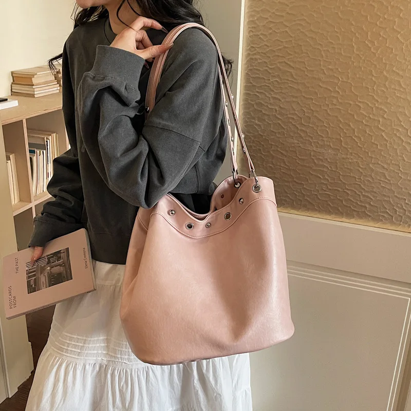 Женская сумка-тоут из искусственной кожи с люверсами, повседневная, модная, люксового дизайна, однотонная, в стиле панк, для поездок на работу
Женская сумка-тоут из искусственной кожи с люверсами, повседневная, модная, люксового дизайна, однотонная, в стиле панк, для поездок на работу