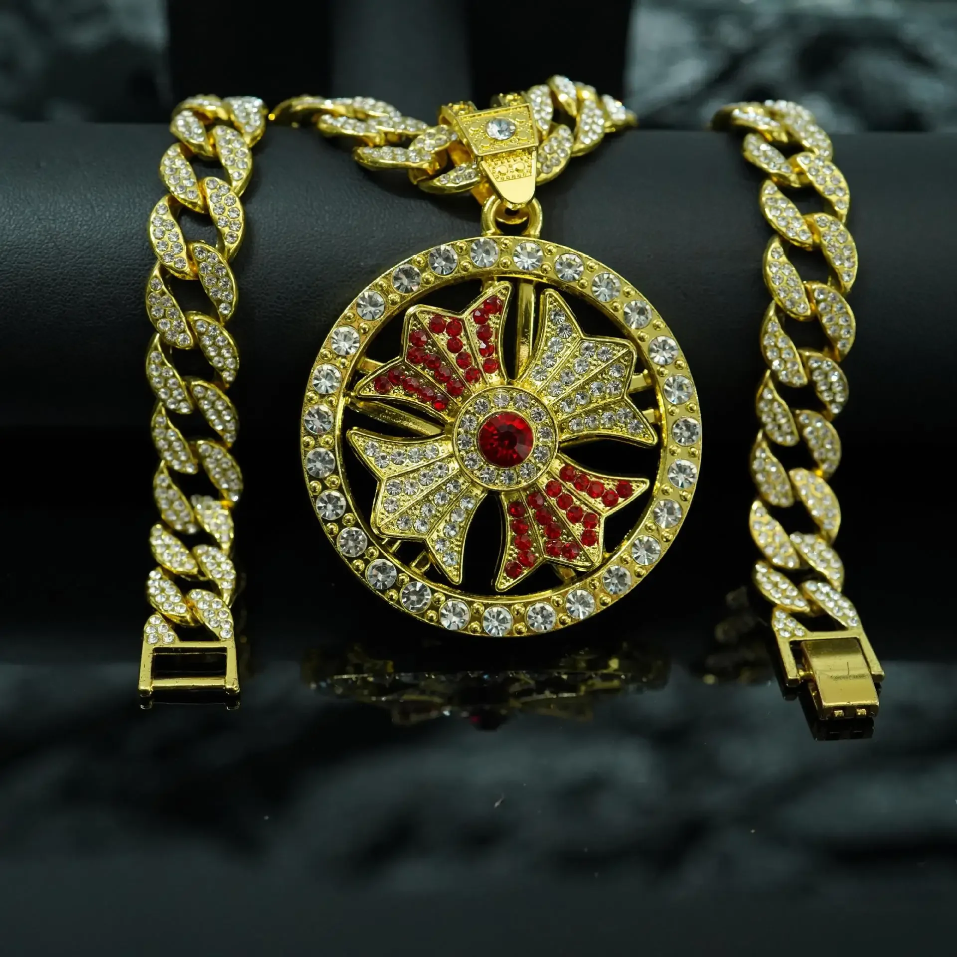 European and American fashion hip-hop rotatable windmill time-running pendant 15mm Cuban chain necklace men's personalized jewel
European and American fashion hip-hop rotatable windmill time-running pendant 15mm Cuban chain necklace men's personalized jewel