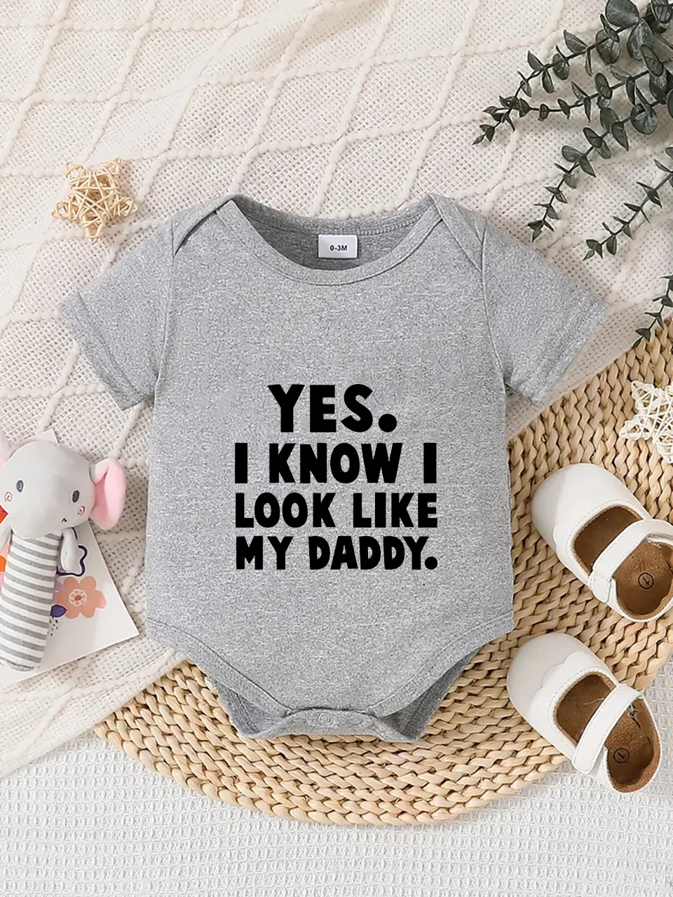 Playful letter-printed baby short-sleeve triangle bodysuit. Button closure for easy dressing, machine washable
Playful letter-printed baby short-sleeve triangle bodysuit. Button closure for easy dressing, machine washable