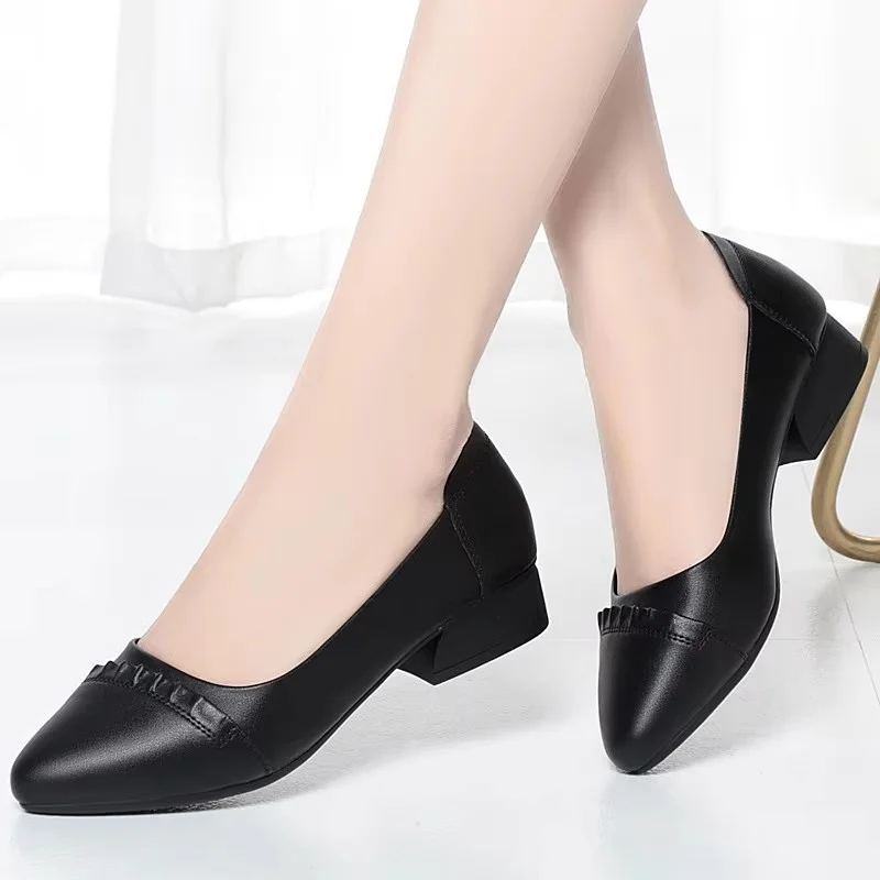Fashion Breathable Comfortable Shallow Mouth Soft Leather Shoes Women Flats 2025 Spring Pointed Toe Square Heels Shoes Mom Work
Fashion Breathable Comfortable Shallow Mouth Soft Leather Shoes Women Flats 2025 Spring Pointed Toe Square Heels Shoes Mom Work