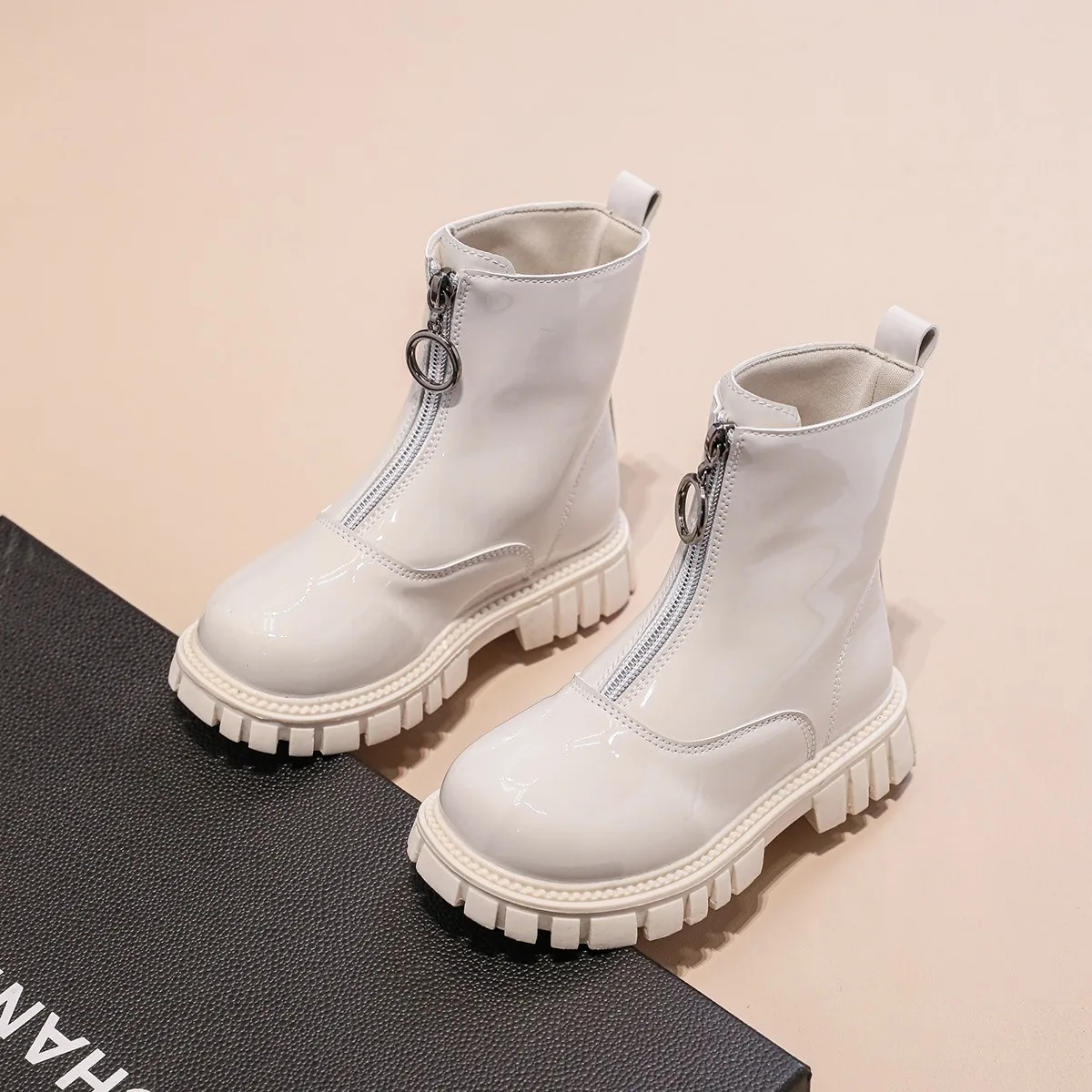 Kids Ankle Boots for Boys Girls Unisex Rubber Boots British Style Glossy Leather Shoes Fashion Classic Chelsea Boots Winter New
Kids Ankle Boots for Boys Girls Unisex Rubber Boots British Style Glossy Leather Shoes Fashion Classic Chelsea Boots Winter New