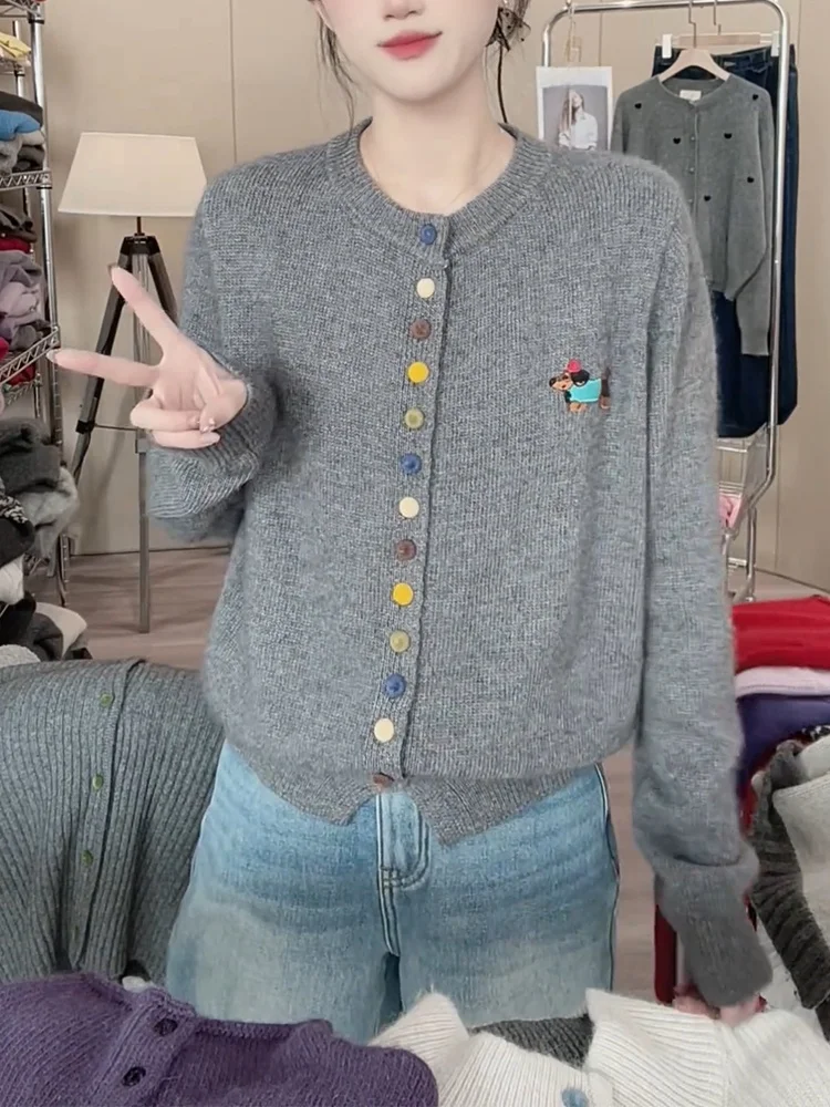 Laid-back Style Knitted Sweater Korean Version Loose Fit Embroidered Color Buckle Fashionable Open Cardigan Spring Early 2025
Laid-back Style Knitted Sweater Korean Version Loose Fit Embroidered Color Buckle Fashionable Open Cardigan Spring Early 2025