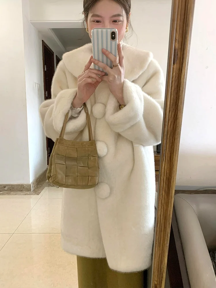 Retro Style Thickened Mid-Length Fur Coat Women's Outerwear Artificial Mink Velvet Pelt Integrated Winter Warm Coat
Retro Style Thickened Mid-Length Fur Coat Women's Outerwear Artificial Mink Velvet Pelt Integrated Winter Warm Coat