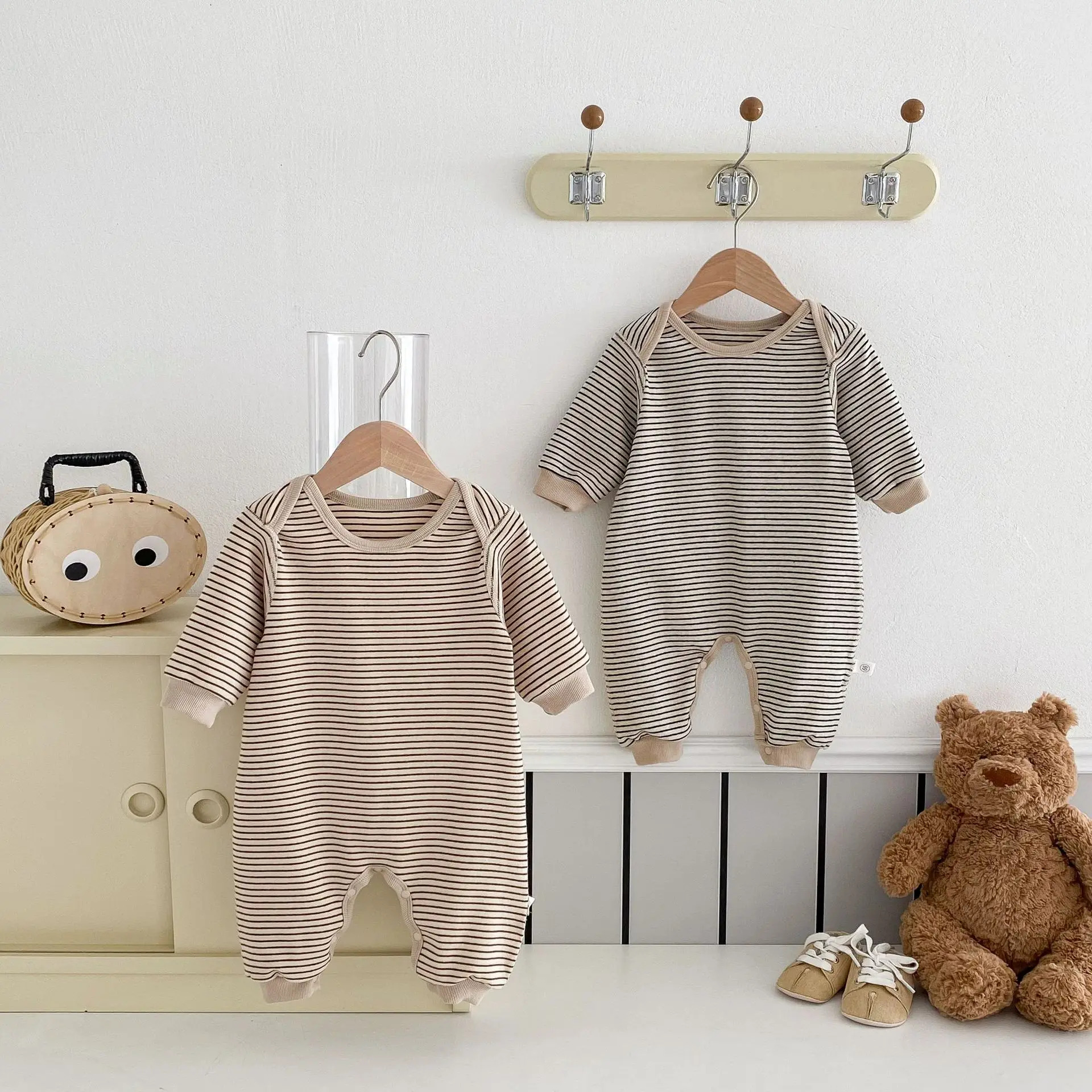 Осенне-зимний полосатый комбинезон с длинными рукавами для мальчиков и девочек от 6 до 24 месяцев, домашняя одежда в корейском стиле и уличная одежда
Осенне-зимний полосатый комбинезон с длинными рукавами для мальчиков и девочек от 6 до 24 месяцев, домашняя одежда в корейском стиле и уличная одежда