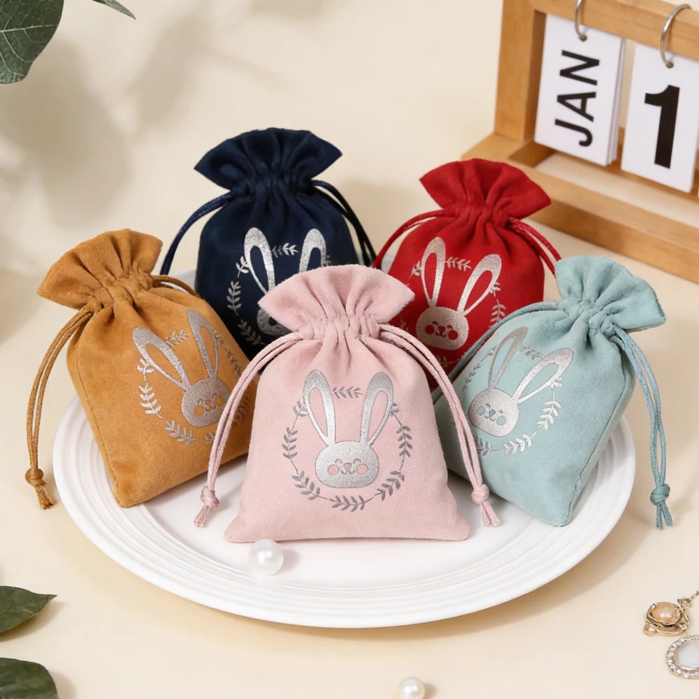 50. Темно-зеленая бархатная сумка для ювелирных изделий, индивидуальный размер логотипа, фланелевые мешочки, небольшой подарочный мешок для косметики, сумки для коллекции Jewelslry
50. Темно-зеленая бархатная сумка для ювелирных изделий, индивидуальный размер логотипа, фланелевые мешочки, небольшой подарочный мешок для косметики, сумки для коллекции Jewelslry