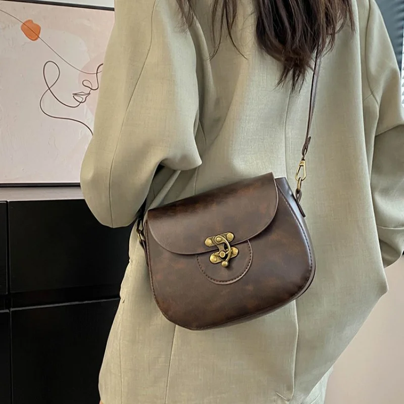 Современная кожаная сумка через плечо с контурным ремешком для женщин с эргономичным и шикарным элегантным атмосфером
Современная кожаная сумка через плечо с контурным ремешком для женщин с эргономичным и шикарным элегантным атмосфером