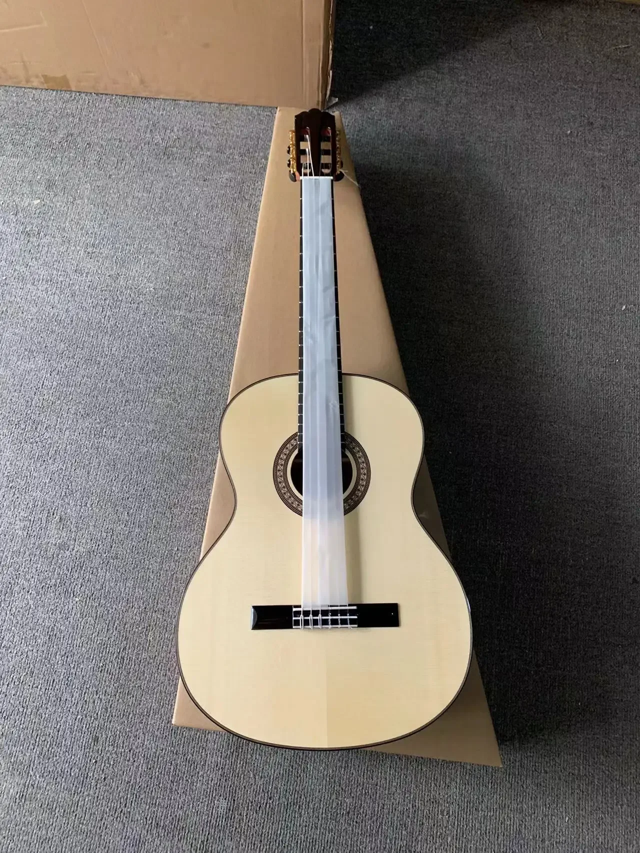 52mm nut,AC50 39 inch Cutaway Handmade Acoustic Spanish guitar,VENDIMIA Solid Cedar/Rosewood,Solid Spruce Classical guitar,650mm
52mm nut,AC50 39 inch Cutaway Handmade Acoustic Spanish guitar,VENDIMIA Solid Cedar/Rosewood,Solid Spruce Classical guitar,650mm