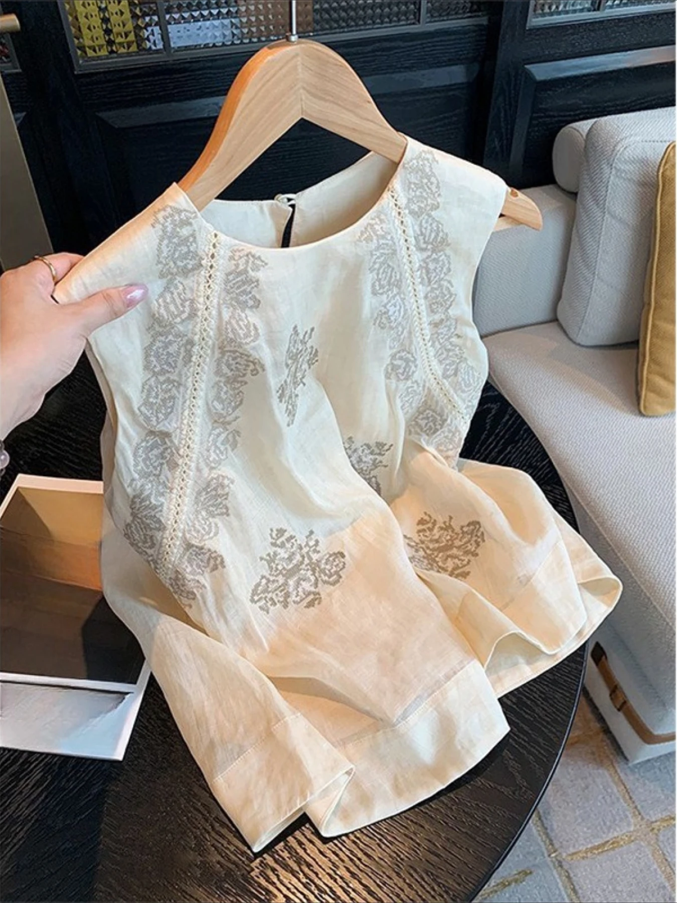 2026 Summer New Retro Ethnic Style and Hemp Heavy Industry Embroidery Loose Casual Sleeveless Round Neck Tank Top for Women
2026 Summer New Retro Ethnic Style and Hemp Heavy Industry Embroidery Loose Casual Sleeveless Round Neck Tank Top for Women