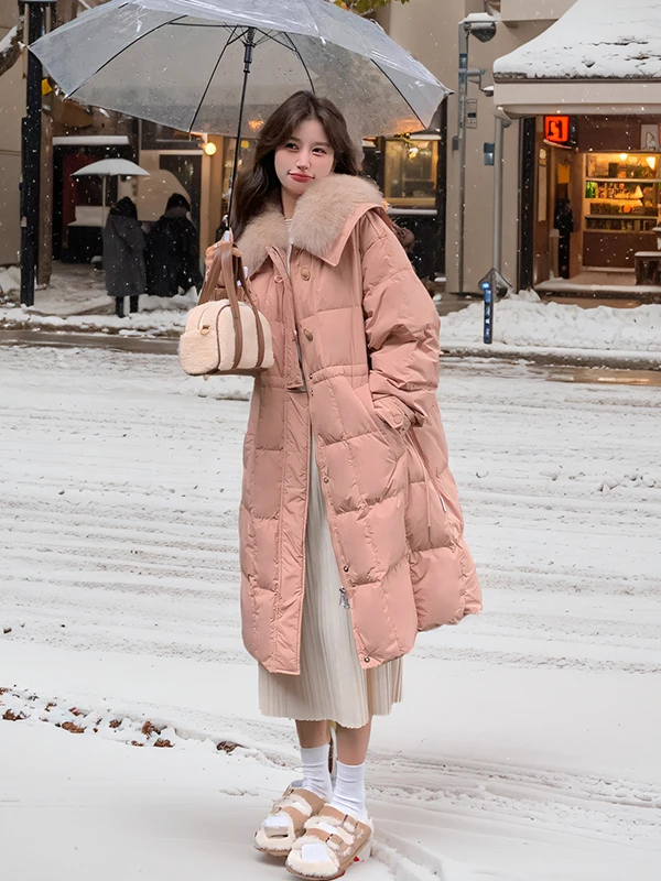 Розовая теплая женская удлиненная пуховая куртка с большим меховым воротником и накидкой на плечи, зима 2025, новый дизайн, антивозрастная утепленная верхняя одежда
Розовая теплая женская удлиненная пуховая куртка с большим меховым воротником и накидкой на плечи, зима 2025, новый дизайн, антивозрастная утепленная верхняя одежда