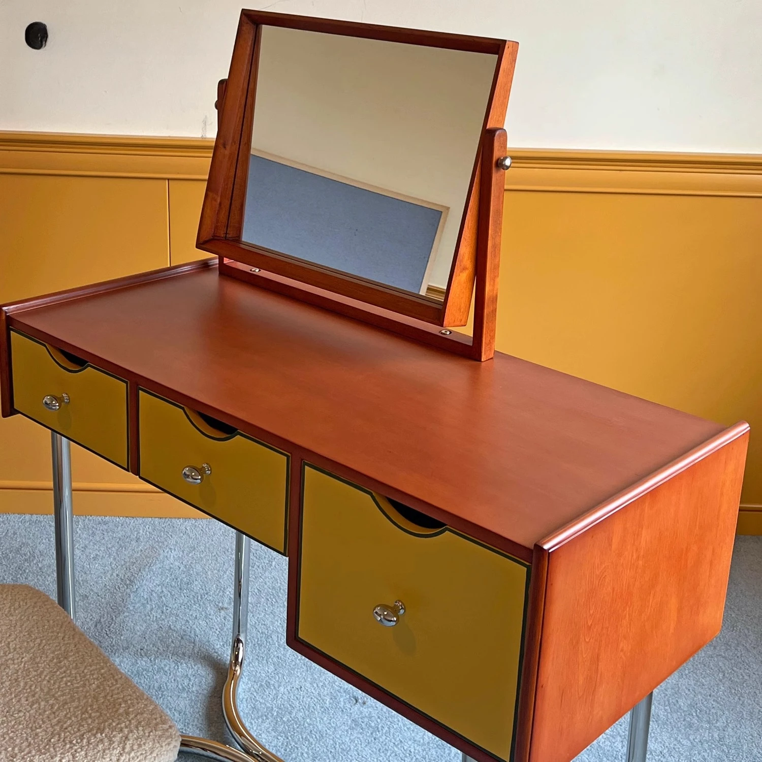 Medieval dresser flip mirror retro multi-functional desk small apartment
Medieval dresser flip mirror retro multi-functional desk small apartment