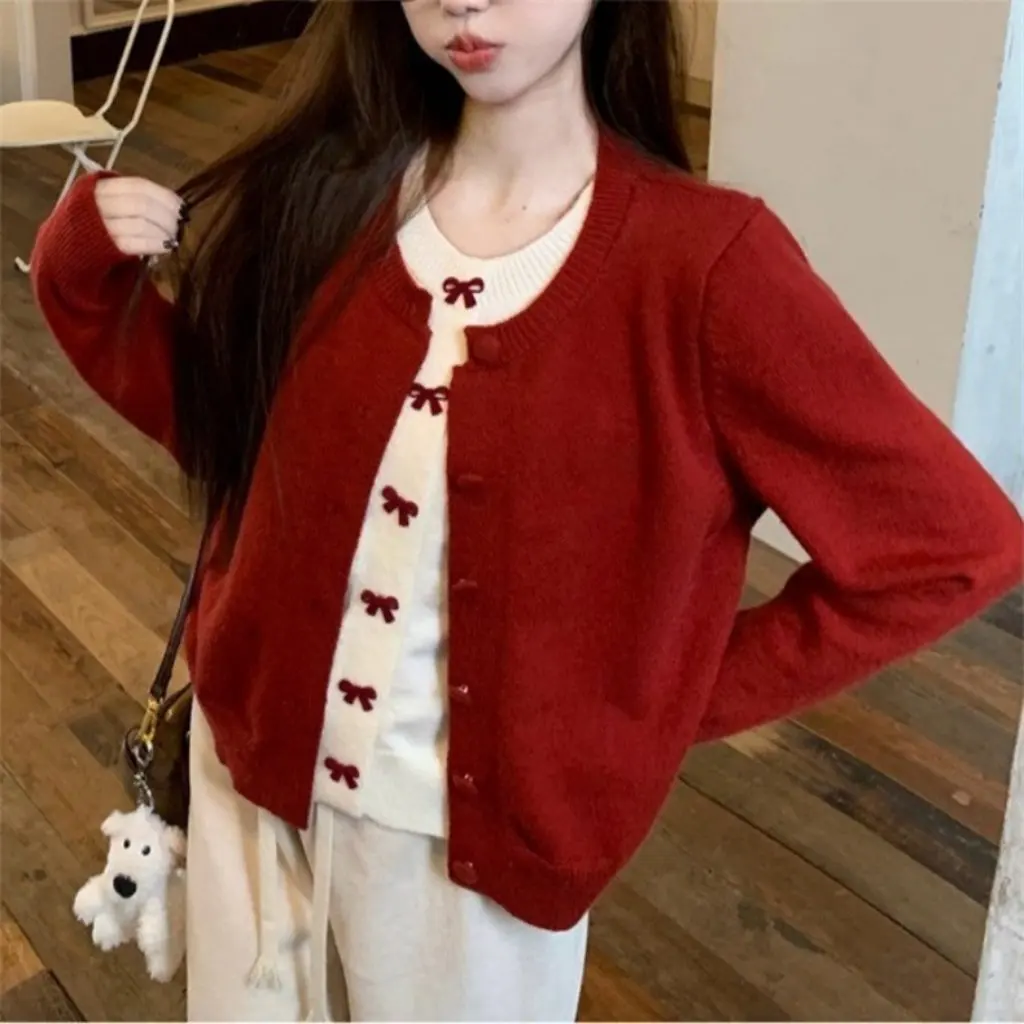 Women's Bow Embroidery Cardigan Short Top Spring Knitted Stacked Fake Two-Piece Contrast Color Design Fashion Sense
Women's Bow Embroidery Cardigan Short Top Spring Knitted Stacked Fake Two-Piece Contrast Color Design Fashion Sense