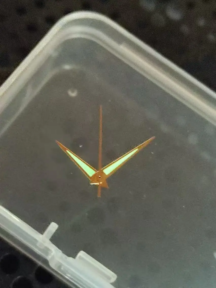 Modified watch accessories with green glow in the dark hands, log hands in silver, gold, and rose colors suitable for NH35/36 mo
Modified watch accessories with green glow in the dark hands, log hands in silver, gold, and rose colors suitable for NH35/36 mo