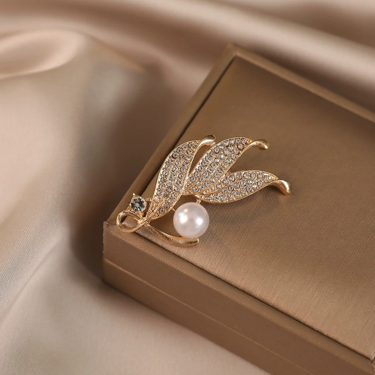 1Pc Leaf Brooch Pin Luxurious Temperament Suit Coat Accessories Party Banquet Wedding Fashion Trend Jewelry Gifts Souvenirs 2025
1Pc Leaf Brooch Pin Luxurious Temperament Suit Coat Accessories Party Banquet Wedding Fashion Trend Jewelry Gifts Souvenirs 2025
