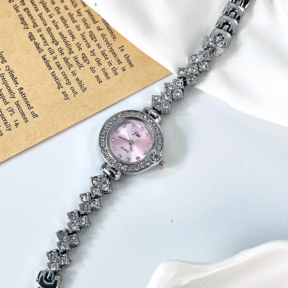 Ladies high-end Bracelet Watch exquisite and compact Korean Version Student Fashion Temperament Women's Quartz Wristwatches
Ladies high-end Bracelet Watch exquisite and compact Korean Version Student Fashion Temperament Women's Quartz Wristwatches