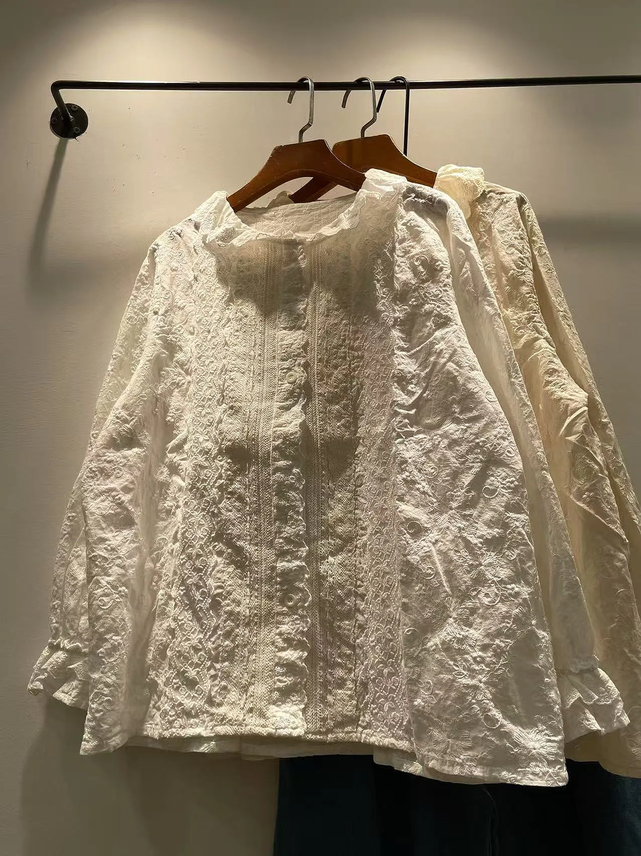 Autumn 2025 Women's Loose Long Sve Cotton irt Pure Lace Trim Single Button Floral Girl Sle Casual Breathable Comfortable
Autumn 2025 Women's Loose Long Sve Cotton irt Pure Lace Trim Single Button Floral Girl Sle Casual Breathable Comfortable