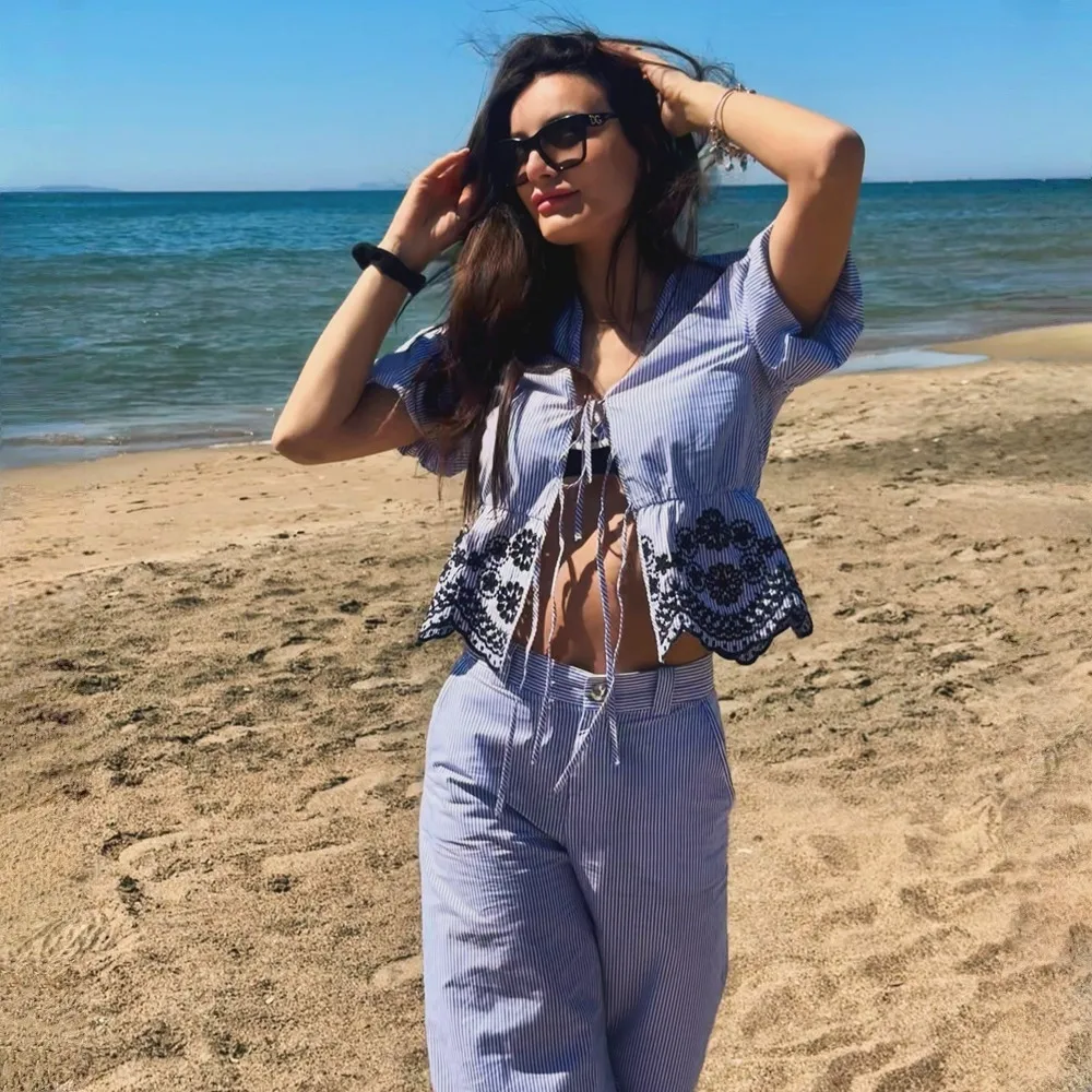 PB&ZA2025lace contrast embroidery striped V-neck loose shirt top + loose versatile wide-leg pants suit summer women's clothing
PB&ZA2025lace contrast embroidery striped V-neck loose shirt top + loose versatile wide-leg pants suit summer women's clothing