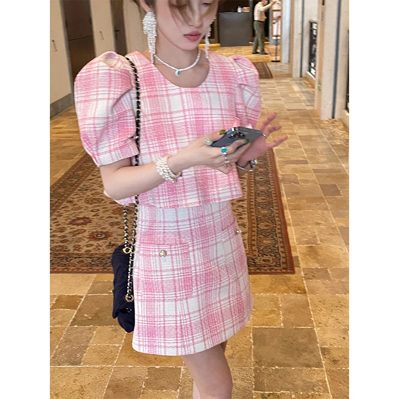 Новый премиальный комплект Lea Song Wen M Rose: Легкий, но плотный набор в розовом цвете для женщин, модный летний комплект из полиэстера.
Новый премиальный комплект Lea Song Wen M Rose: Легкий, но плотный набор в розовом цвете для женщин, модный летний комплект из полиэстера.