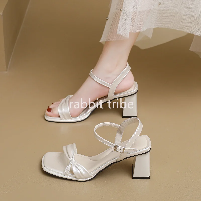 2026 Fashion Coarse Heel Folded Surface Women's Sandals Designer Buckle Women's Shoes Luxury One Line Buckle Women's High Heels
2026 Fashion Coarse Heel Folded Surface Women's Sandals Designer Buckle Women's Shoes Luxury One Line Buckle Women's High Heels