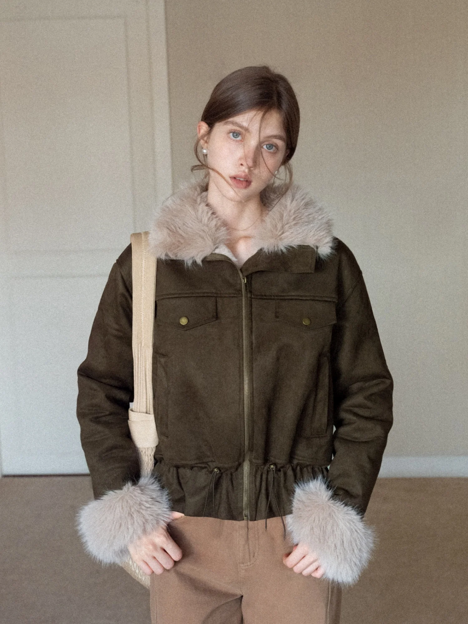 EGGKA Suede Short Jacket Women's Loose Fit Zipper Collar Thickened Upper Body Integrated Deer Skin Velvet Coat Barn Style
EGGKA Suede Short Jacket Women's Loose Fit Zipper Collar Thickened Upper Body Integrated Deer Skin Velvet Coat Barn Style