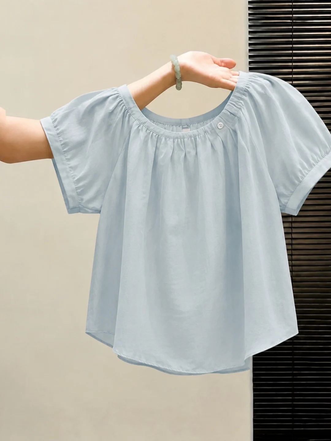 Sweet Girl Style Pleated Shirt Lightweight Short Sleeve round Neck Design Summer Korean Fashion Slimming Versatile Top
Sweet Girl Style Pleated Shirt Lightweight Short Sleeve round Neck Design Summer Korean Fashion Slimming Versatile Top